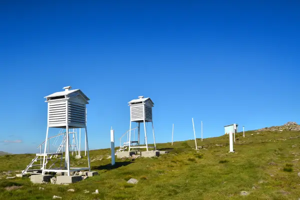 Comparativo de Estações Meteorológicas para Jardim: Precisão do Microclima