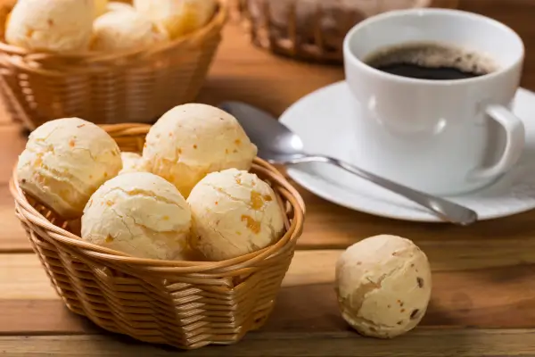 Receita pão de queijo mineiro: Passo a passo simples!