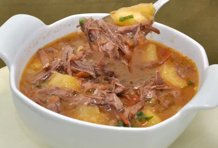 Caldo de mandioca com carne desfiada